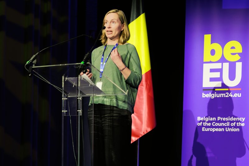 Maria Euwema geeft een keynote achter het spreekgestoelte