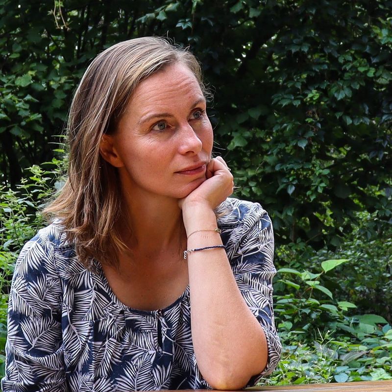 Maria Euwema luistert aandachtig