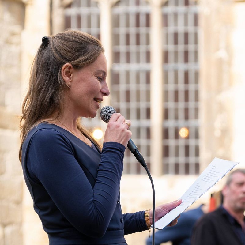 Maria Euwema spreekt een groep toe