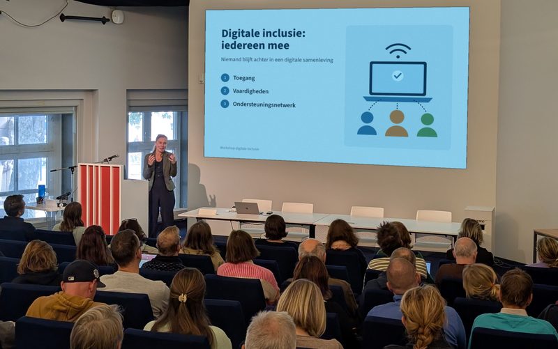 Maria Euwema geeft een workshop digitale inclusie voor een volle zaal